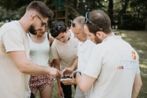 Equipe qui réfléchie pendant une épreuve Team Building