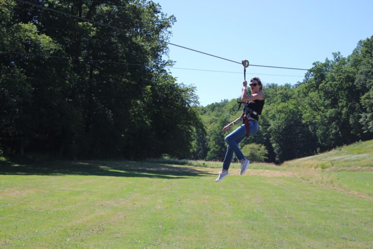 L'arrivée de l'une des deux grandes tyroliennes de 200m du parc accrobranche de Fontdouce en Charente-Maritime