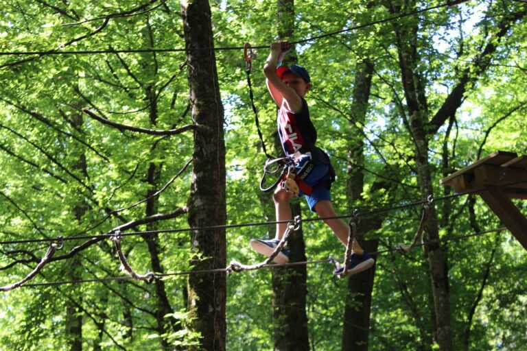 Enfant qui se lance sur un parcours accrobranche au Parc Aventure de Fontdouce près de Niort