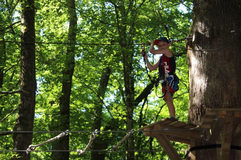 Garçon prêt à se lancer sur un parcours accrobranche au Parc Aventure de Fontdouce près de Angoulême