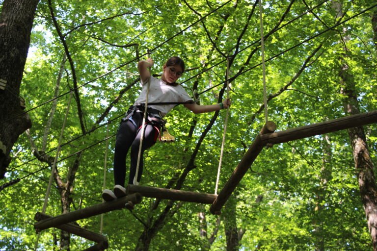 Jeune fille sur l'un des parcours accrobranche du Parc Aventure de Fontdouce près de Bordeaux