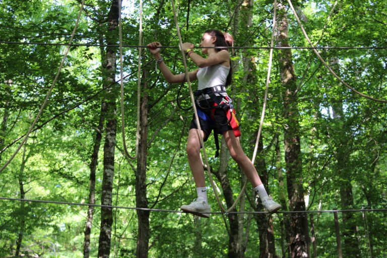 Jeune fille effectuant un parcours accrobranche à Fontdouce entre Cognac et Saintes