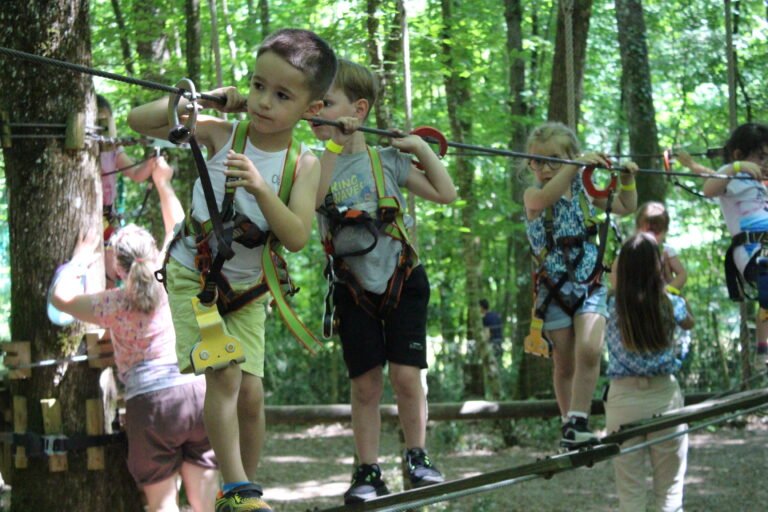 Des enfants qui se suivent sur un accrobranche à Fontdouce près de Royan
