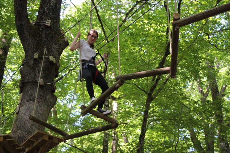 Départ d'un parcours accrobranche avec un jeune , au Parc Aventure de Fontdouce près de Royan
