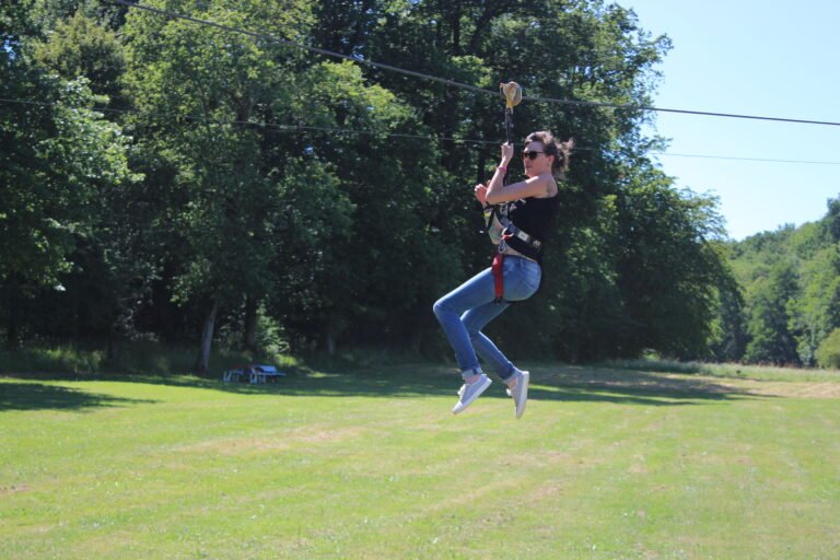 Arrivée en tyrolienne au Parc Aventure de Fontdouce en Charentes