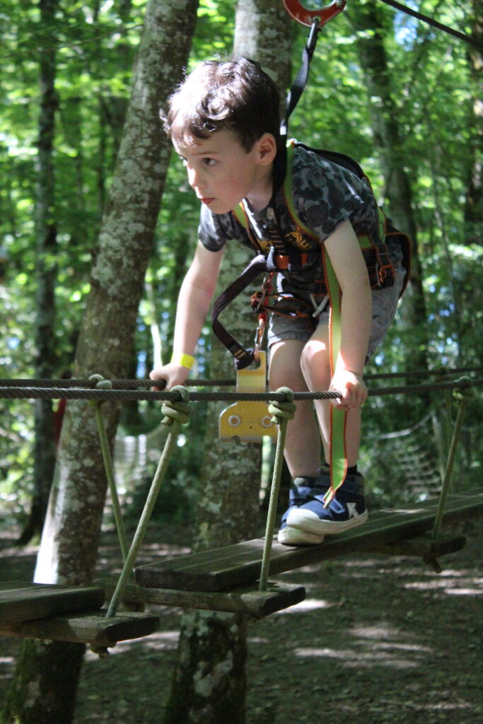Petit enfant effectuant un parcours accrobranche à Fontdouce en Charentes