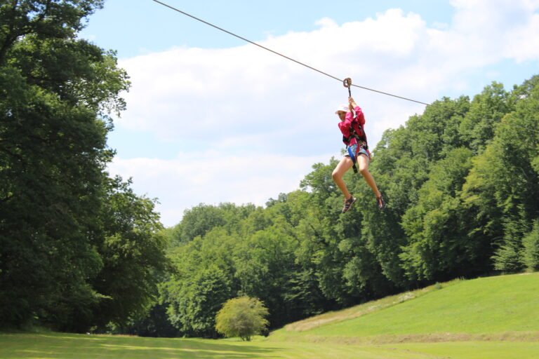 Descente en tyrolienne au Parc Aventure de Fontdouce près de La Rochelle