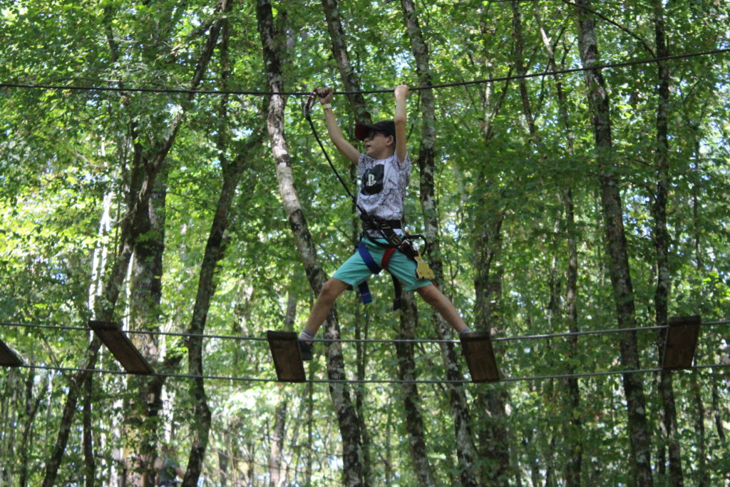 Enfant effectuant un parcours accrobranche au Parc Aventure de Fontdouce près de Saintes en Charente-Maritime