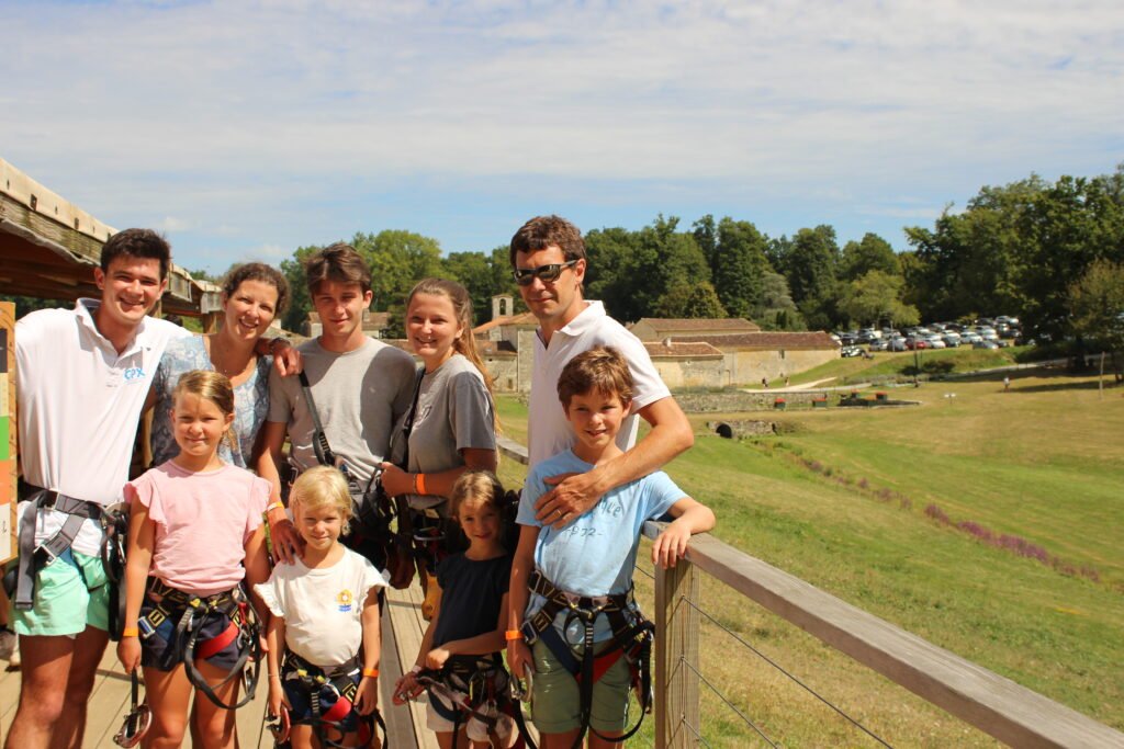 Une famille à l'accueil du Parc Aventure de Fontdouce près de l'abbaye de Fontdouce en Charente-Maritime
