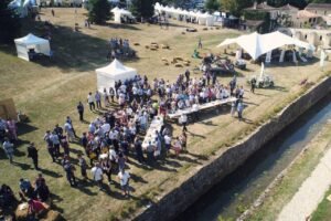 Équipe de salariés échangeant dans une ambiance conviviale pendant un séminaire en Charente-Maritime