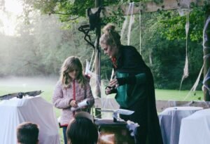 Enfants explorant le parcours Halloween avec citrouilles et décorations effrayantes