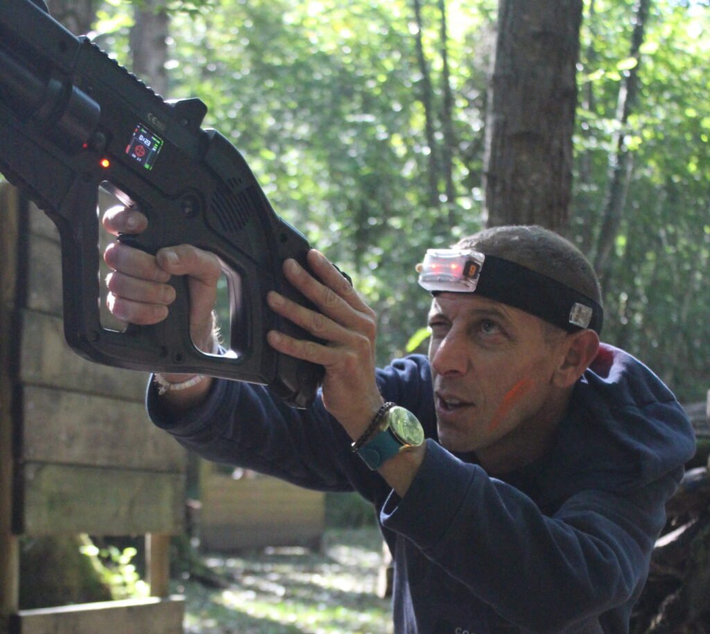 Équipe d’entreprise en pleine partie de laser game extérieur en Charente-Maritime