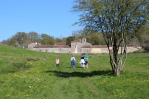 Clients qui marchent dans la vallée de Fontdouce près de Saintes