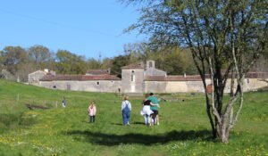 Clients qui marchent dans la vallée de Fontdouce près de Saintes
