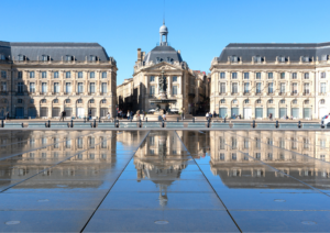 La place de la Bourse à Bordeaux depuis le miroir d'eau