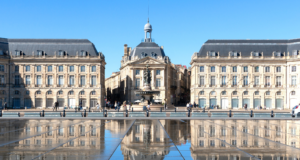 La place de la Bourse à Bordeaux depuis le miroir d'eau