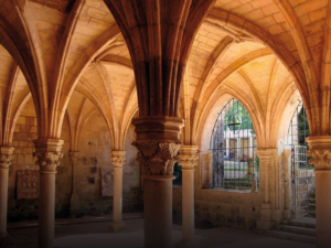 La salle capitulaire baignée de soleil à Fontdouce