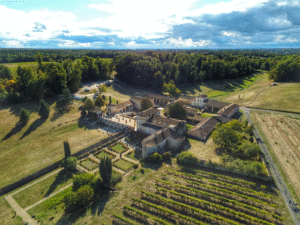 Image du ciel de l'Abbaye de fontdouce entourée de vigne et de Jardins